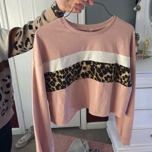 Really cute cropped long sleeve t shirt. Size 14Y and super cute with jeans.